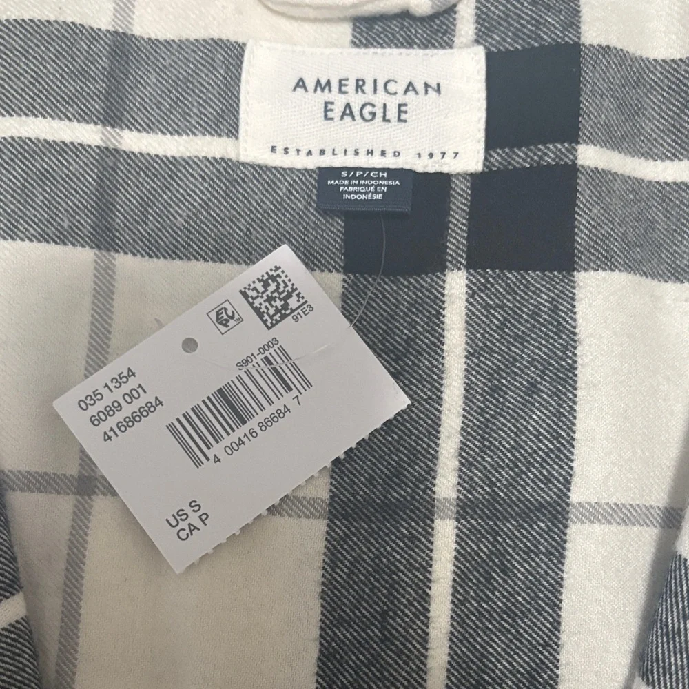 NEW!!American Eagle Black and White Plaid Button-Up Shirt - Picture 3 of 5